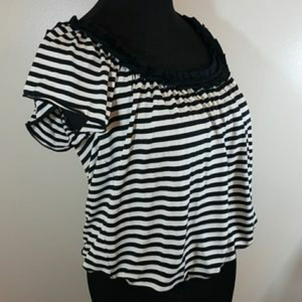 Max Studio White and Black Crinkle Top